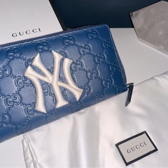 Authentic Gucci X MLB
Guccissima NY Yankees Embroidered Zip Around
Wallet - Picture 1 of 16